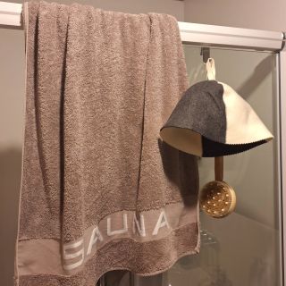 Pondělí - nachystáno do sauny. Dokonalá osuška, kartáč a samozřejmě čepice. Ještě sis nepořídil? Myslíme na Tebe....